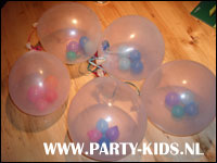 transparante ballon gevuld met kleine ballonnen