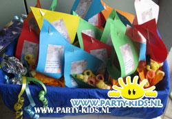 Papieren bootje met chips