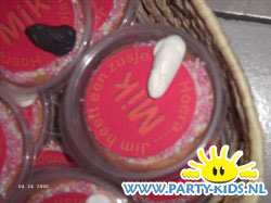 plastic bakjes als beschuit met muisjes