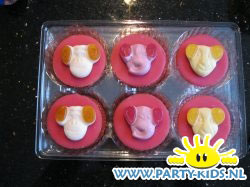 Roze koek met dierenhoofd