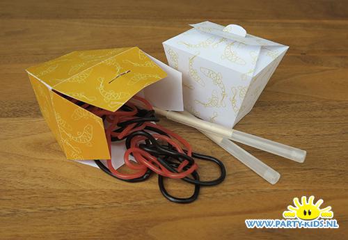 noodles doosjes met dropveters of aardbeienveters